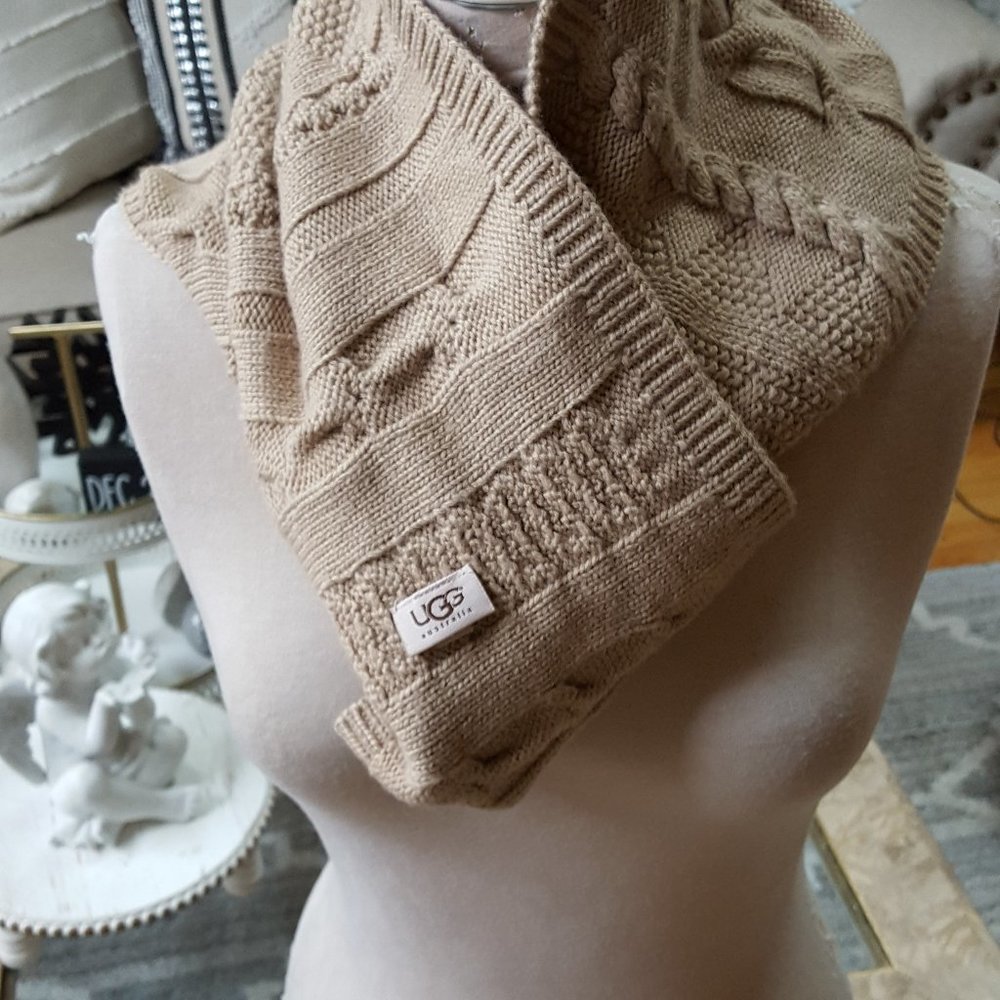 NWOT! SOFT Sweater Knit INFINITY SCARF By UGG - Picture 1 of 3